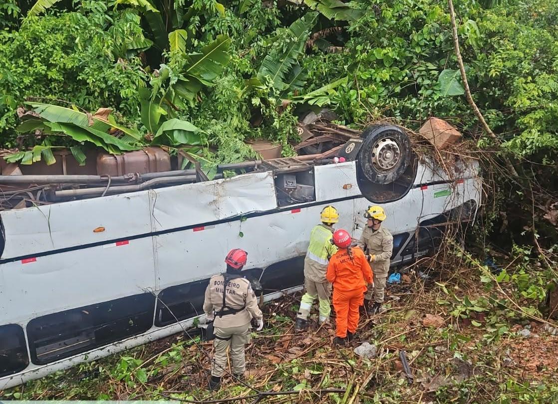 Corpo de Bombeiros trabalhou no resgate das vítimas do acidente na BR (Foto: Divulgação)
