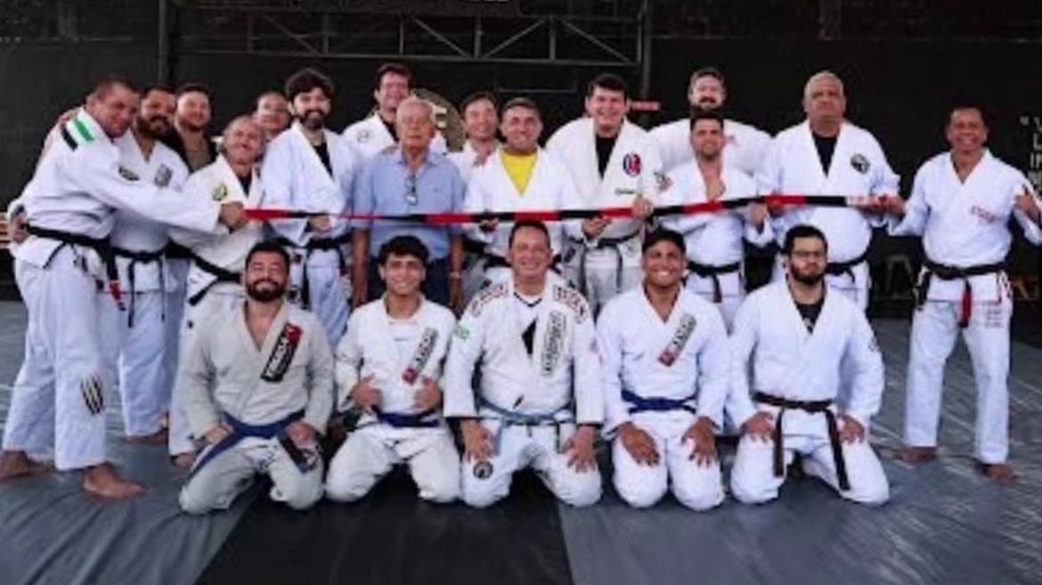 Parte dos alunos do Mestre Ajuricaba Mascarenhas da época do Clube da Caixa responsáveis pela organização da homenagem e graduação póstuma.