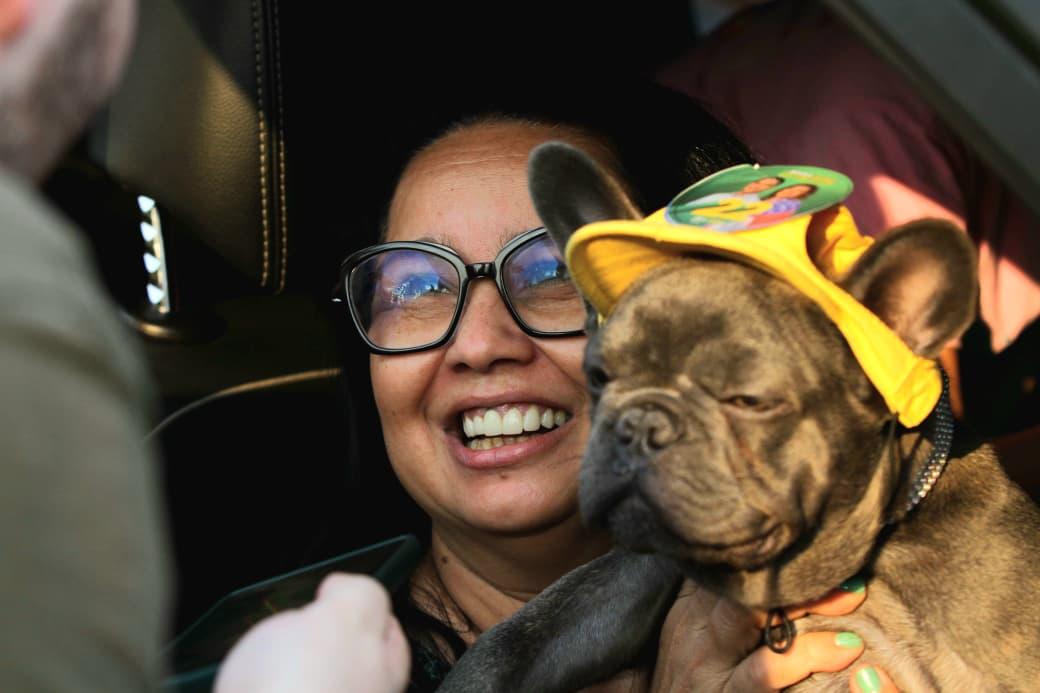 Iraneide Ferreira de Araújo compareceu à carreata com a família e levou também o cachorro com as cores verde e amarela