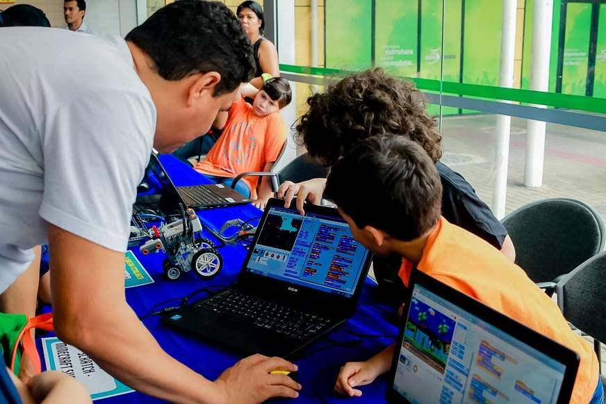 Escola abre oficinas gratuitas de criação de games e de robôs