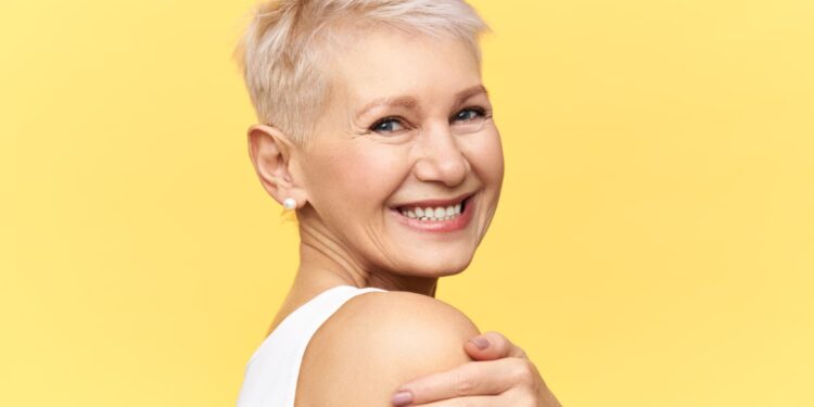 Cansada dos cabelos brancos? Esse é o truque mais usado para escurecer os fios aos poucos