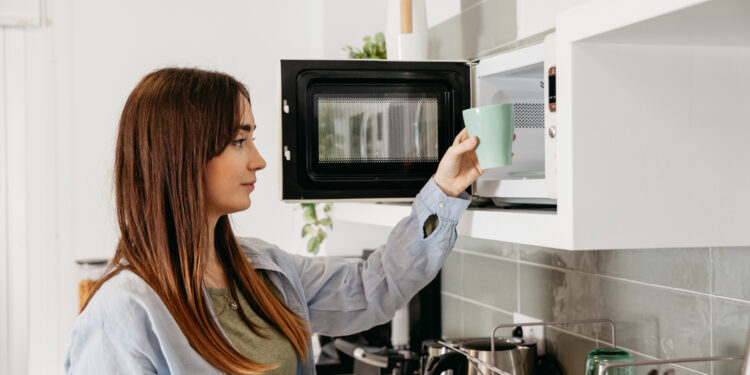 Quase ninguém sabe, mas esquentar leite ou água no micro-ondas é bem perigoso