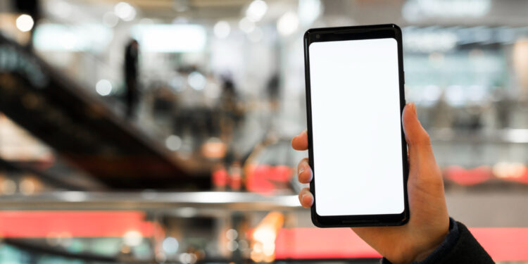 Celular mais vendido do mundo em 2025 sai no Brasil por R$ 5,8 mil