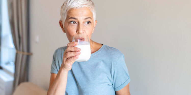 Pessoas com 60 anos ou mais devem tomar esse leite, mas costumam ignorar nos mercados