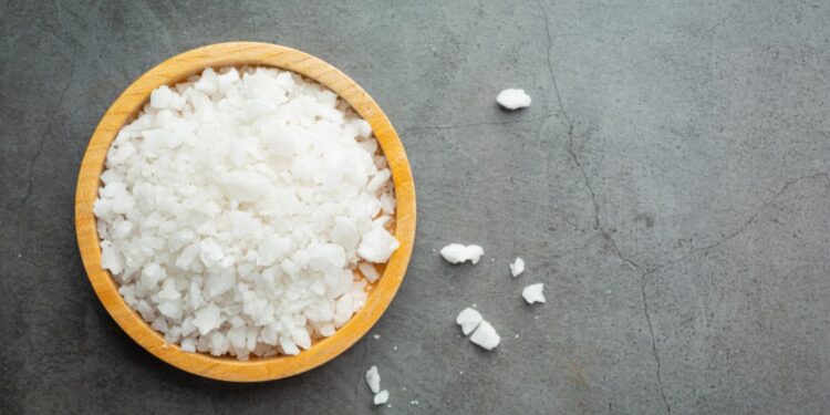 Colocar sal grosso na entrada da casa tem um significado importante para o Feng Shui