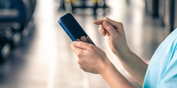 O que acontece se você não colocar o celular no modo avião durante o voo?