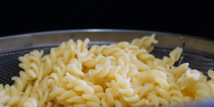 Você jamais deve escorrer o macarrão na pia se não quiser gastar com manutenção