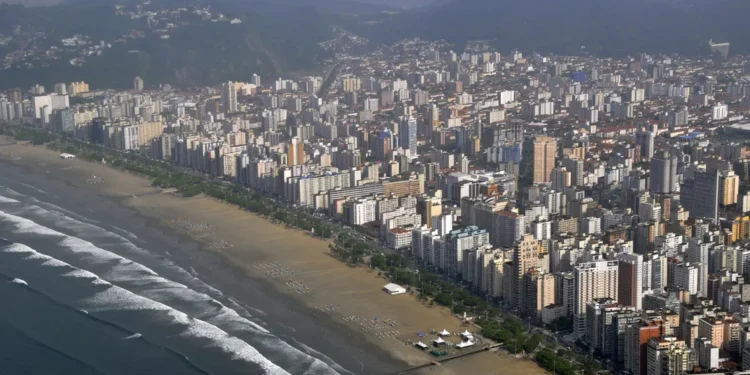 Cidade com o maior jardim de praia do mundo é a mais feminina do Brasil