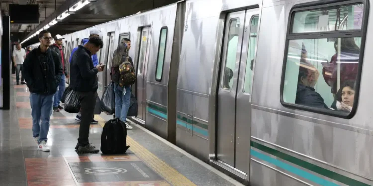 Maior metrô do Brasil tem 104 km de comprimento, 91 estações e 4 milhões de pessoas passam por lá todo dia