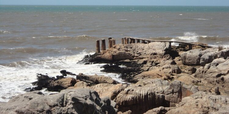 Especialistas não conseguem explicar como praia absurdamente suja ficou limpa do nada