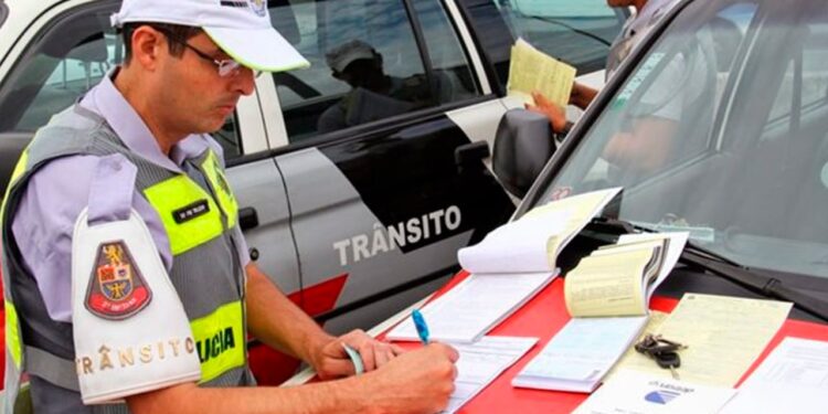 Motoristas são multados a cada 40 segundos nessa cidade do interior