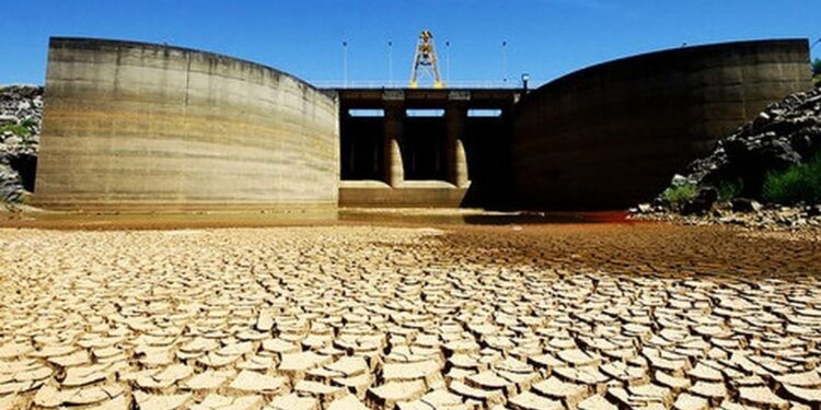 Maior reservatório de São Paulo enfrenta seca histórica e deixa estado em alerta