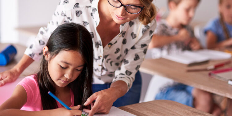 Governo confirmou pagamento extra de R$ 3 mil para professores que não faltaram a aula por 3 meses em Santa Catarina