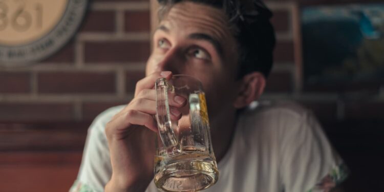 Trabalhador que aparecer de ressaca no serviço pode ganhar folga por doença neste país