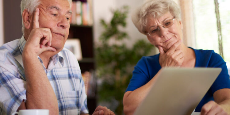 Lei garante direito a todos os brasileiros com mais de 60 anos e nem todos estão recebendo
