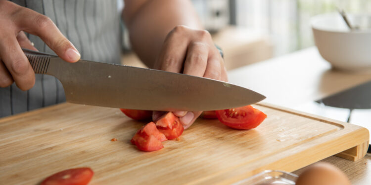 Qual a forma mais fácil e rápida de afiar facas?
