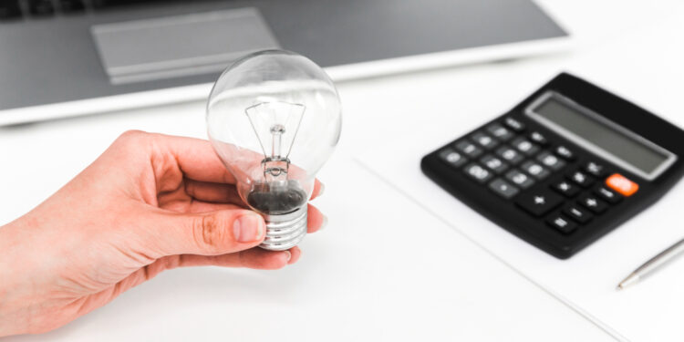 Cinco vilões da sua conta de luz que é melhor tirar da tomada quando parar de usar