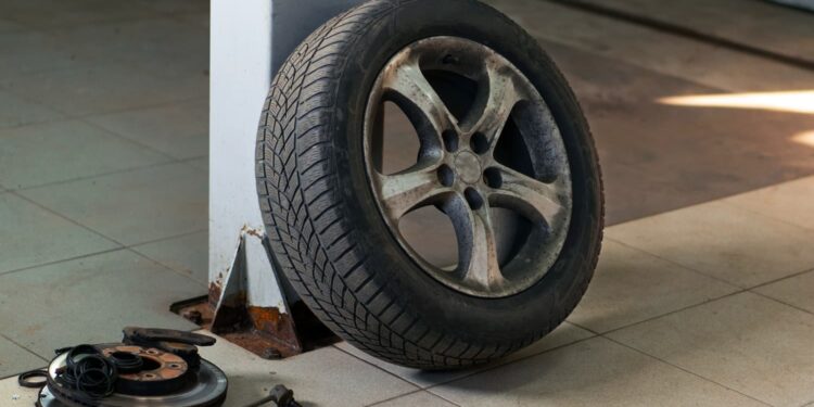 Aviso geral do CONTRAN para motoristas que dirigem carros com pneu careca