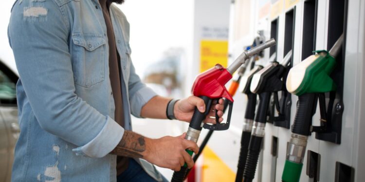 Novo combustível que deve aposentar a gasolina tá chegando ao Brasil para a alegria dos motoristas
