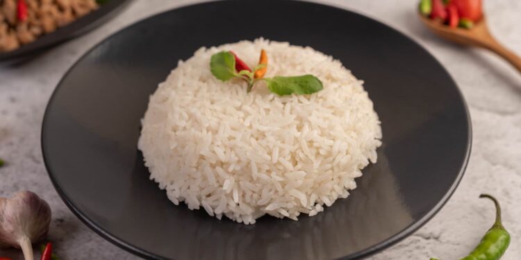 Arroz branco não se faz com água: cozinheiro revela como se faz o melhor arroz