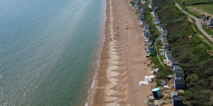 Praia que fica a 1h e meia de Londres está conquistando brasileiros que desejam lembrar do Brasil