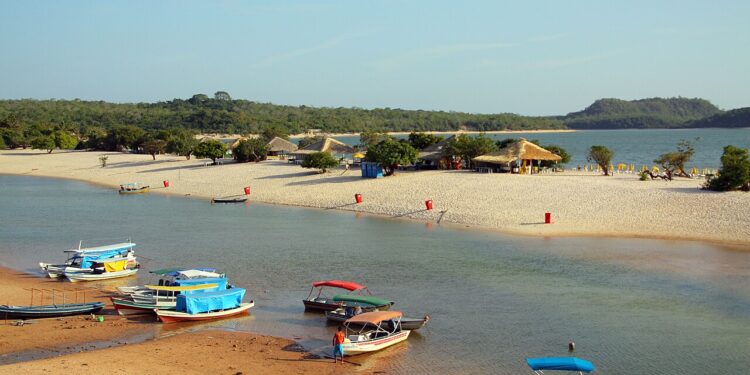 Praia de água doce mais bonita do Brasil é um deleite para os olhos
