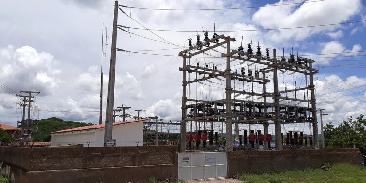 Distribuidora de energia vai investir quase R$ 1 bilhão em obras para ampliação e modernização da rede elétrica