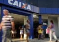 Pagamentos de R$ 1.621 para 1,8 milhão de trabalhadores começaram a ser liberados pela Caixa e Banco do Brasil