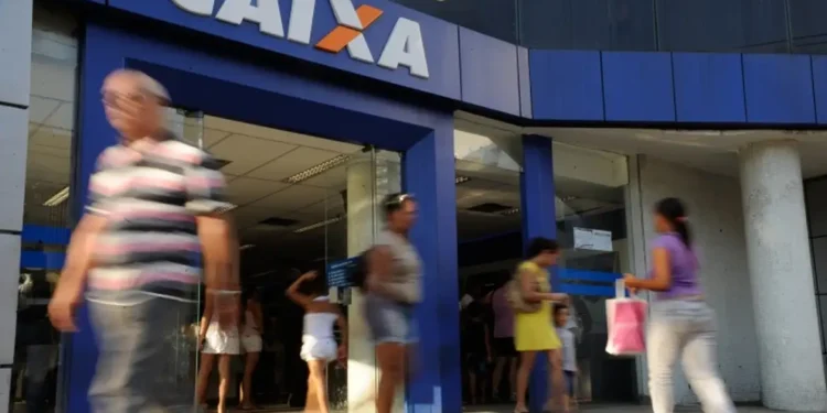 Pagamentos de R$ 1.621 para 1,8 milhão de trabalhadores começaram a ser liberados pela Caixa e Banco do Brasil