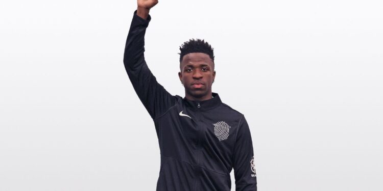 Fifa estuda criar nova regra após novo caso de racismo contra Vini Jr