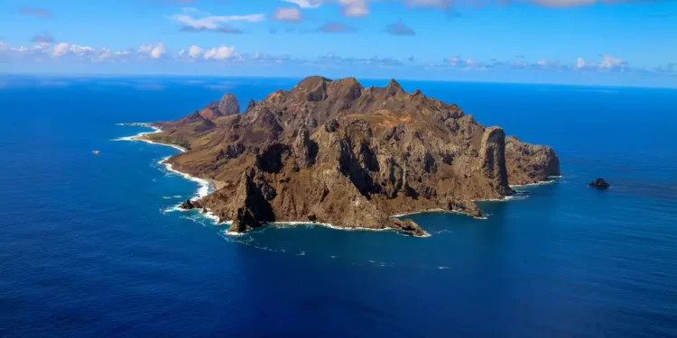 Ilha mais isolada do Brasil foi criada por vulcão e é administrada pela Marinha