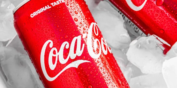 Megafábrica da Coca-Cola no Brasil com mais de 1 mil funcionários funciona o dia todo e produz 2 bilhões de litros por ano