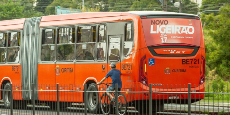 Quem for visto pegando a rabeira em ônibus levará uma multa de R$ 600 nesta cidade brasileira