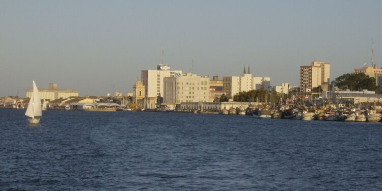 Cidade mais baixa do Brasil tem a maior praia do mundo