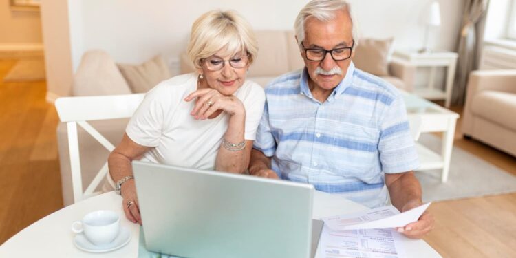 Enquanto a gasolina só aumenta, idosos podem aproveitar benefício que zera a conta de luz