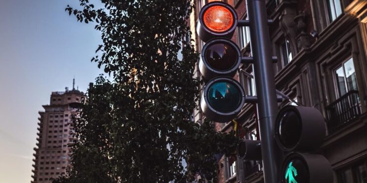 Adeus aos semáforos: nova tecnologia promete destravar o trânsito de verdade nas cidades