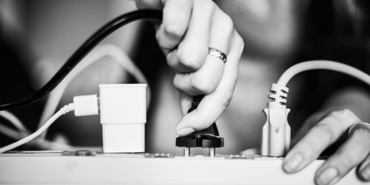 Jamais ligue esses 4 aparelhos em uma só extensão para evitar incêndios