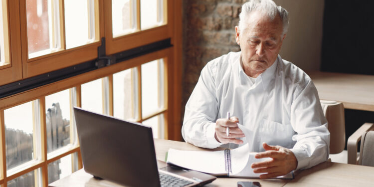 5 profissões em alta para quem tem 50 anos ou mais recomeçar a carreira