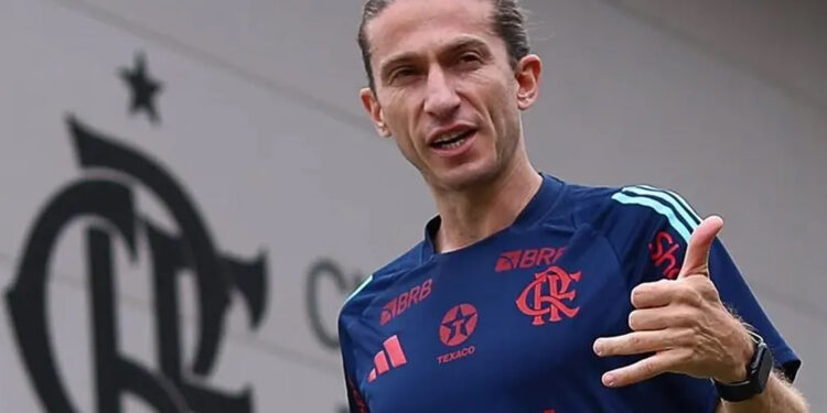 Filipe Luís recebe consulta para comandar clube da Série D do Brasileirão