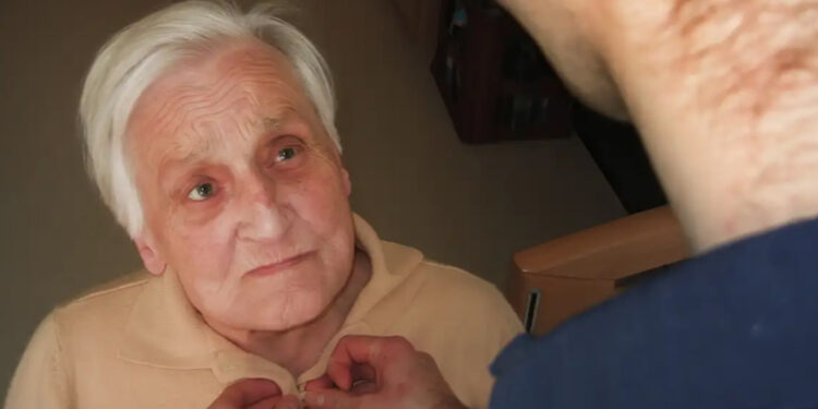 Quem cuida de idosos pode solicitar um benefício de R$ 810 por mês