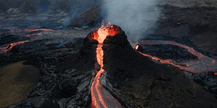 Vulcão lança jatos de lava a 540 metros de altura e bate recorde assustador
