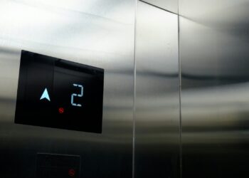 Maior elevador do mundo com 326 metros de altura, três cabines de vidro faz o transporte em apenas 88 segundos