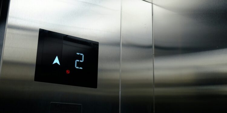 Maior elevador do mundo com 326 metros de altura, três cabines de vidro faz o transporte em apenas 88 segundos