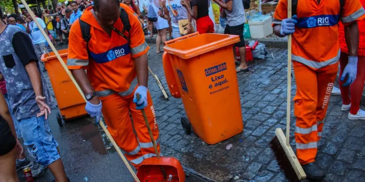 Nova regra estabelece um salário mínimo de R$ 3.036 para quem trabalha como gari