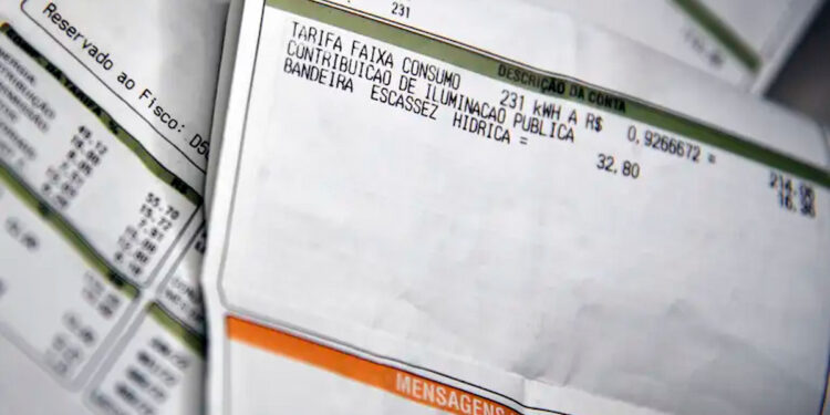 Quem faz isso consegue pagar 50% a menos na conta de luz