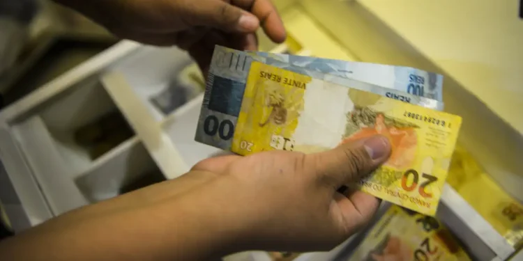 Enquanto salário mínimo no Brasil é de R$ 1.621, custo de vida médio é mais que o dobro