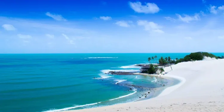 Cidade brasileira onde o sol aparece mais de 300 dias por ano é cercada por 30 praias deslumbrantes