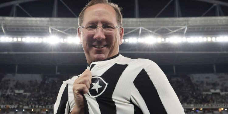Em meio à crise, Botafogo assina contrato com jogador de R$ 483 milhões