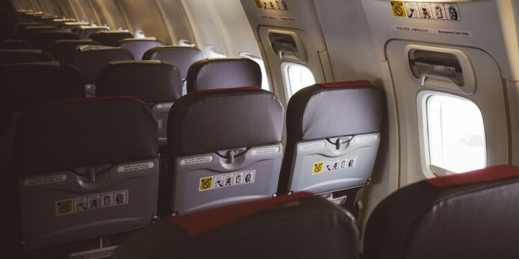 É verdade que passageiros plus size terão que comprar assento extra em voos de avião?