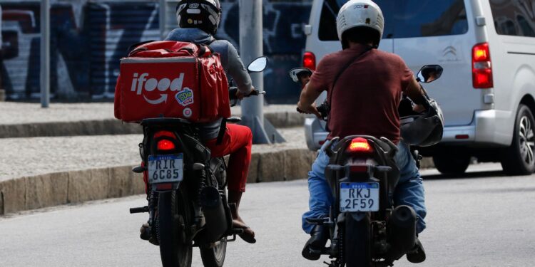 Motoboy que trabalha em áreas de risco à segurança pode solicitar porte de arma no Brasil?